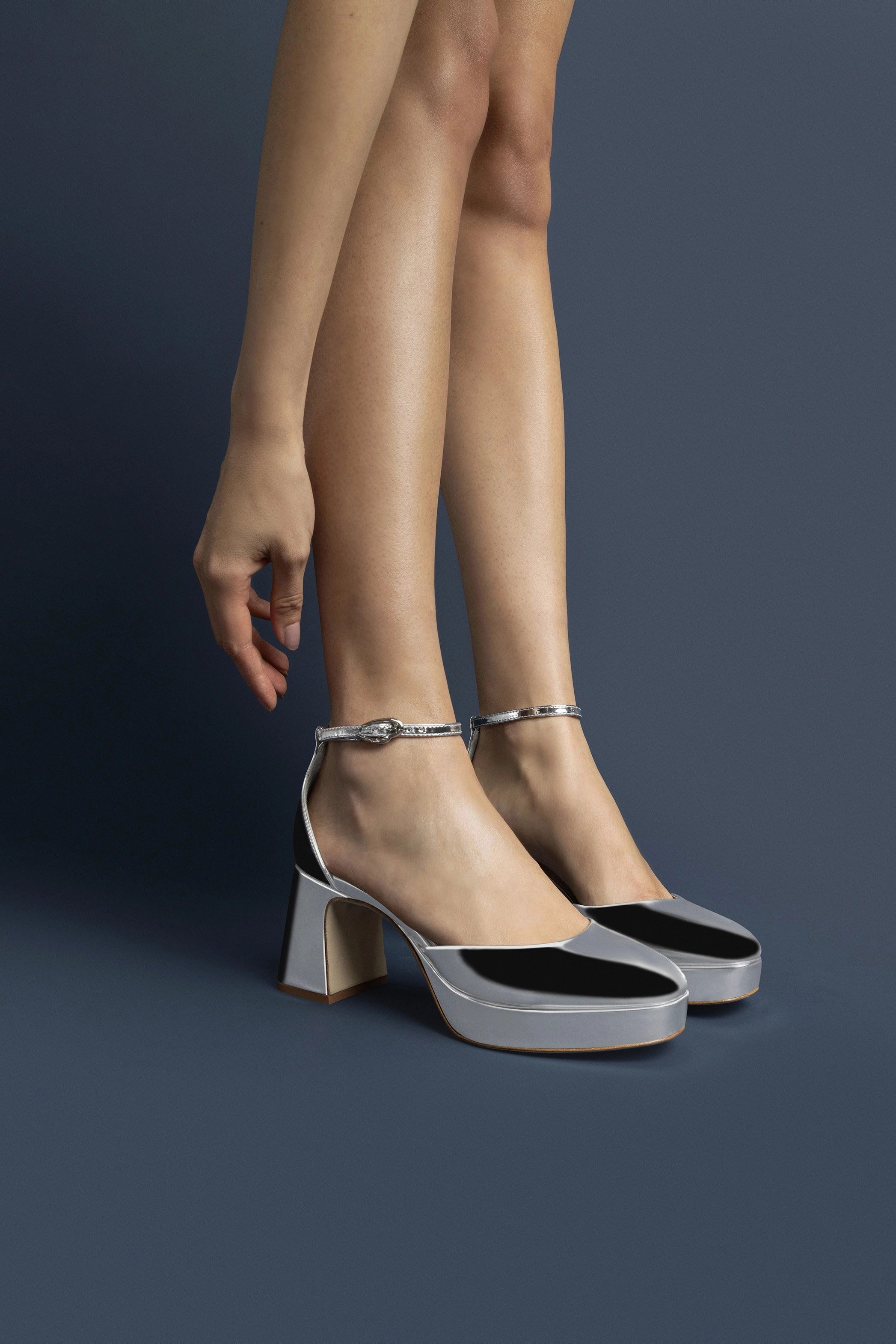 Minimalist Shoes Ari Verona Low Pump In Silver Specchio