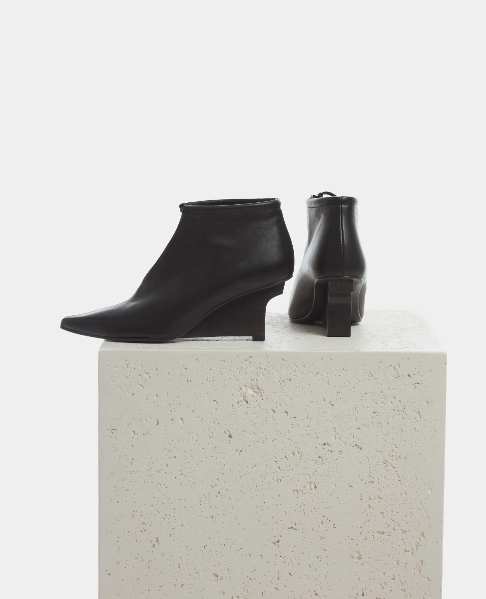 Memory Foam Ergonomic Sole Ruffles Bootie