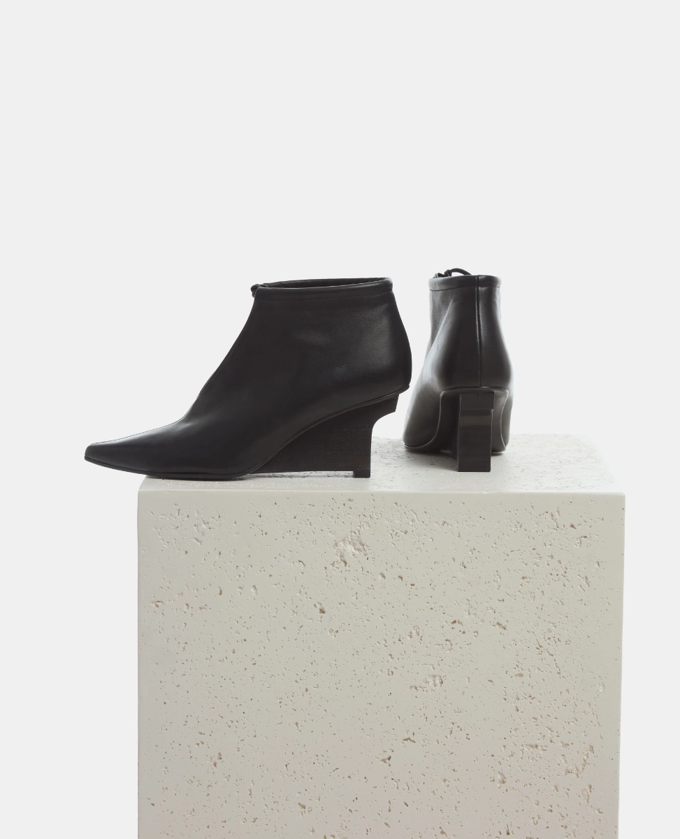 Relaxed Fit Footwear Shock Absorbing Ruffles Bootie