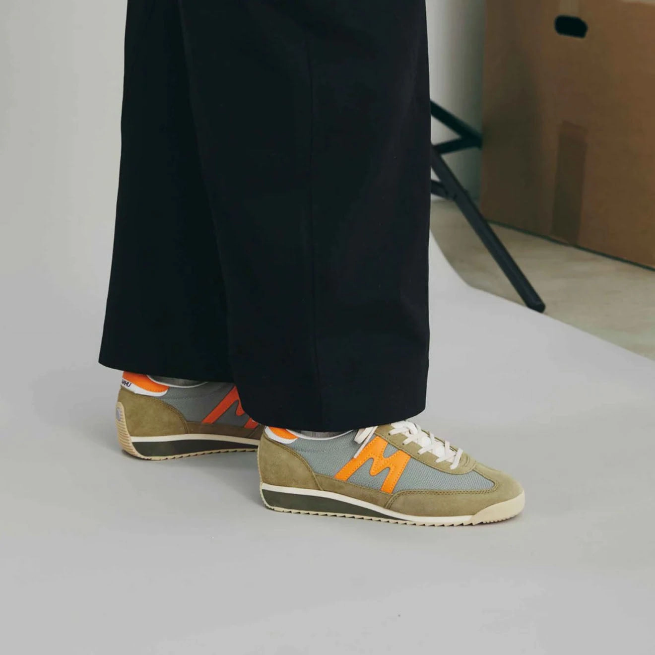 Karhu Mestari Trainer Cedar / Bright Marigold Rugged